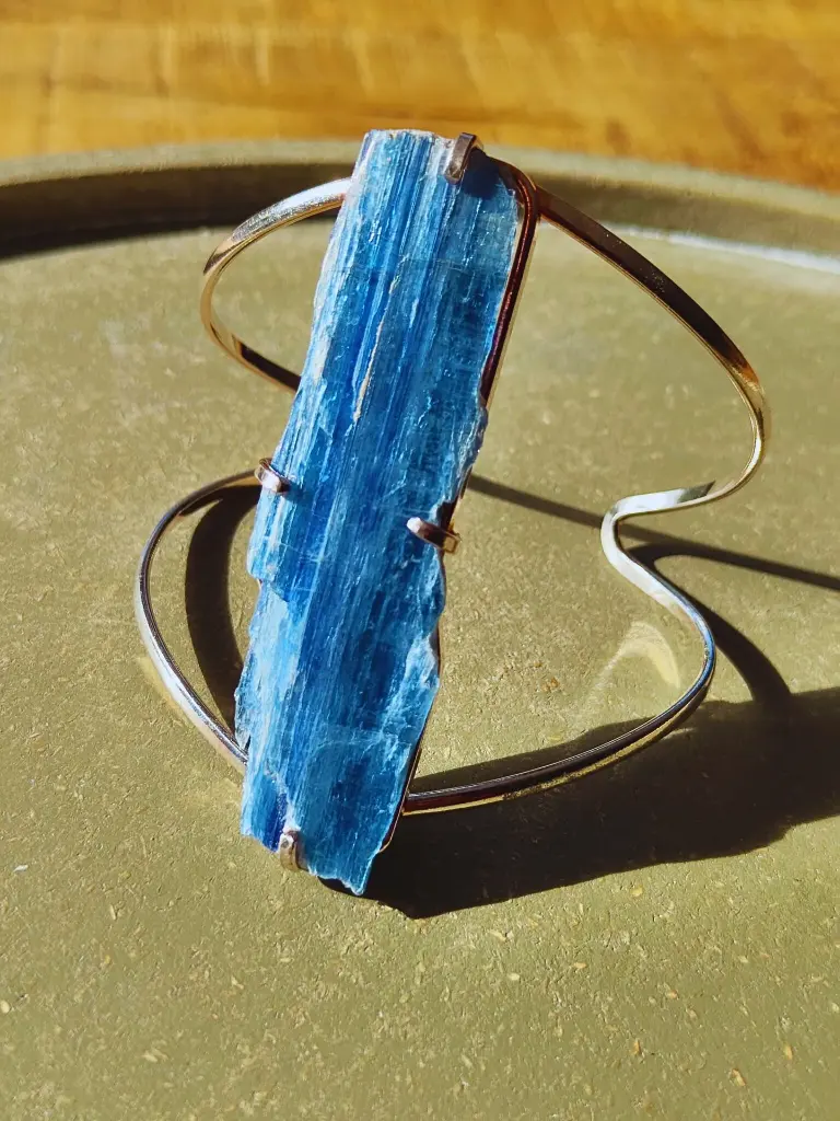 Blauwe kyaniet armband.webp