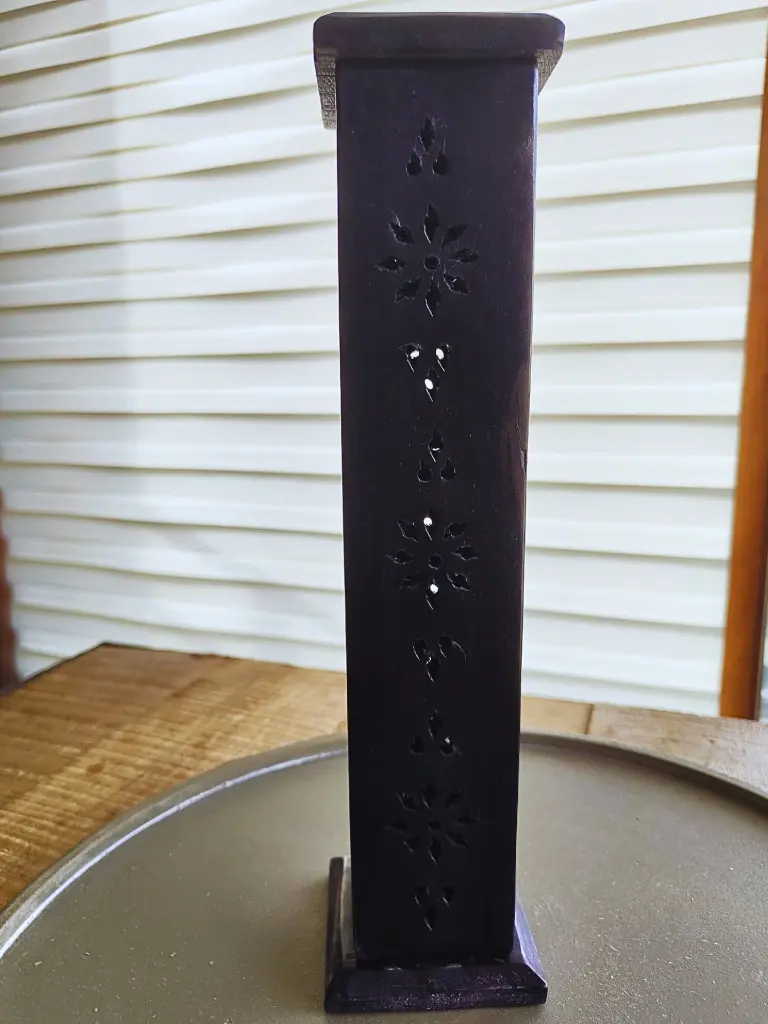 zijkant zwart chakra toren.webp