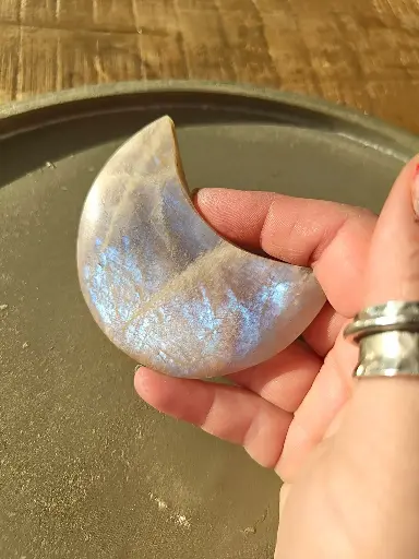 [Maansteen maan] Maansteen Maan met prachtige blauwe flash 7cm