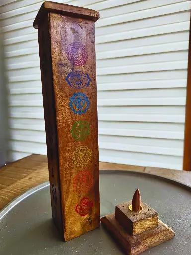 [Houten toren chakras] Wierookhouder houten toren 7 Chakra's